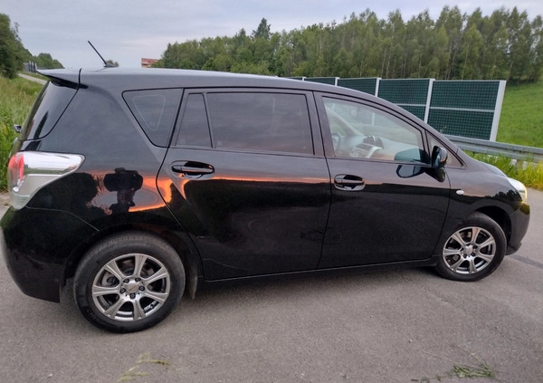 Toyota Verso cena 35999 przebieg: 155000, rok produkcji 2010 z Brzozów małe 631